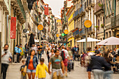 Blick auf die belebte Rua de Mouzinho de Silveiro im Stadtteil Ribeira, UNESCO-Weltkulturerbe, Porto, Norte, Portugal, Europa