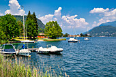 Vertäute Boote, Pella, Ortasee, Bezirk Verbania, Piemont, Italienische Seen, Italien, Europa
