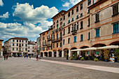 Gebäude auf der Piazza Garibaldi, Bassano del Grappa, Vicenza, UNESCO-Welterbe, Venetien, Italien, Europa