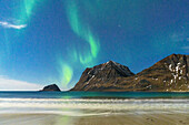 Nordlicht (Aurora Borealis) über dem gefrorenen Haukland Strand, Leknes, Nordland, Lofoten Inseln, Norwegen, Skandinavien, Europa