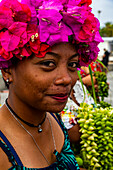 Farbenfroh gekleidete Frau mit Blumen auf dem Kopf, Hikueru, Tuamotu-Archipel, Französisch-Polynesien, Südpazifik, Pazifik