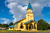 Gelb gestrichene Kirche, Tahiti, Gesellschaftsinseln, Französisch-Polynesien, Südpazifik, Pazifik