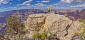 Ein Wanderer steht auf einer Felseninsel am Pinal Point Grand Canyon, Grand Canyon National Park, UNESCO-Welterbe, Arizona, Vereinigte Staaten von Amerika, Nordamerika