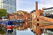 Schmalboote auf dem Birmingham-Kanal in der Gas Street, Central Birmingham, West Midlands, Vereinigtes Königreich, Europa