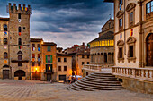 Mittelalterliche Gebäude auf der Piazza Grande, bei Sonnenuntergang, Arezzo, Toskana, Italien, Europa