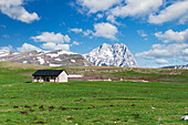 Isolated house among meadows on the Campo Imperatore plateau, Gran Sasso National Park, Apennines, Abruzzo, Italy, Europe