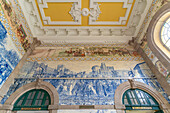 Blick auf Azulejos an den Wänden der Ankunftshalle des Bahnhofs Sao Bento in Porto, Porto, Norte, Portugal, Europa