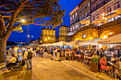 Blick auf Bars und Restaurants am Ufer des Douro-Flusses in der Abenddämmerung, Porto, Norte, Portugal, Europa