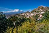 Blick auf Taormina und den Ätna vom Griechischen Theater aus, Taormina, Sizilien, Italien, Mittelmeer, Europa