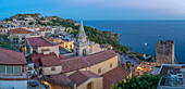 Blick auf die Chiesa di San Giuseppe mit Blick auf die Stadt und das Meer in Taormina in der Abenddämmerung, Taormina, Sizilien, Italien, Mittelmeer, Europa