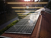 Blick von oben auf ein Dach mit Sonnenkollektoren
