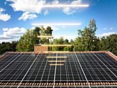 Ansicht des Daches mit Sonnenkollektoren
