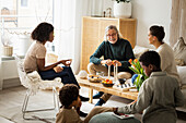 Familie verbringt Zeit zusammen im Wohnzimmer