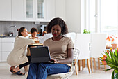 Familie bei der Arbeit und beim Essen zu Hause