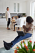 Familie bei der Arbeit und beim Essen zu Hause