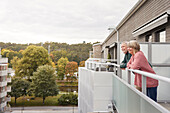 Älteres Paar auf dem Balkon stehend