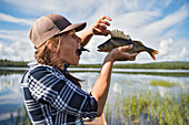 Frau mit Fisch in der Hand