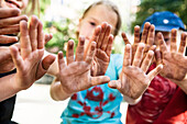 Kinder zeigen schmutzige Hände