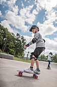 Junge fährt Skateboard