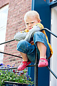 Trauriger Junge hängt am Geländer
