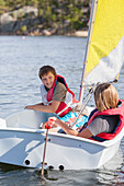 Kinder auf Segelboot