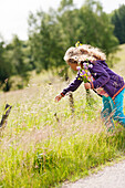 Mädchen pflückt Wildblumen