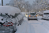 Autos auf winterlicher Straße
