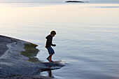 Junge steht am See