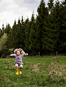Kleines Mädchen springt im Wald