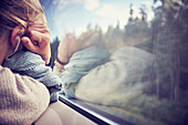 Schlafende Frau am Fenster im Zug