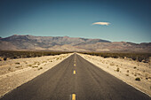 Leere Straße in der Wüste