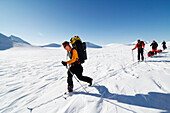 Touristen beim Skilanglauf in einer Berglandschaft