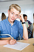 Jugendlicher im Klassenzimmer