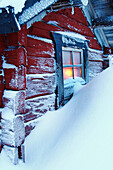 Schnee bedeckt rote Hütte