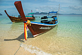 Holzboot am tropischen Strand