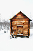 Hölzernes Gebäude im Winter