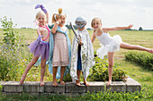 Vier Kinder in Kostümen