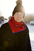 Porträt einer älteren Frau im Winter