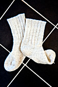 Weiße Socken auf dem Boden