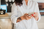 Frau mit Mobiltelefon in der Hand