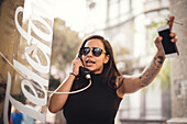Frau telefoniert in einem öffentlichen Telefon