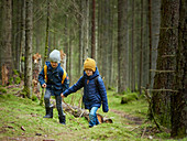 Jungen gehen im Wald spazieren