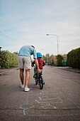 Vater bringt Sohn Radfahren bei