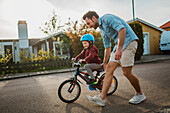 Vater bringt Sohn Radfahren bei