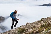 Junge Frau beim Wandern in den Bergen