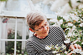 Ältere Frau im Garten