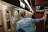 Mann steht auf einer U-Bahn-Station