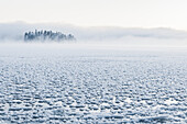 Blick auf gefrorenen See
