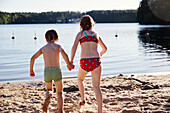 Kinder, die in den See laufen