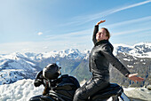 Frau auf Motorrad, Berge im Hintergrund